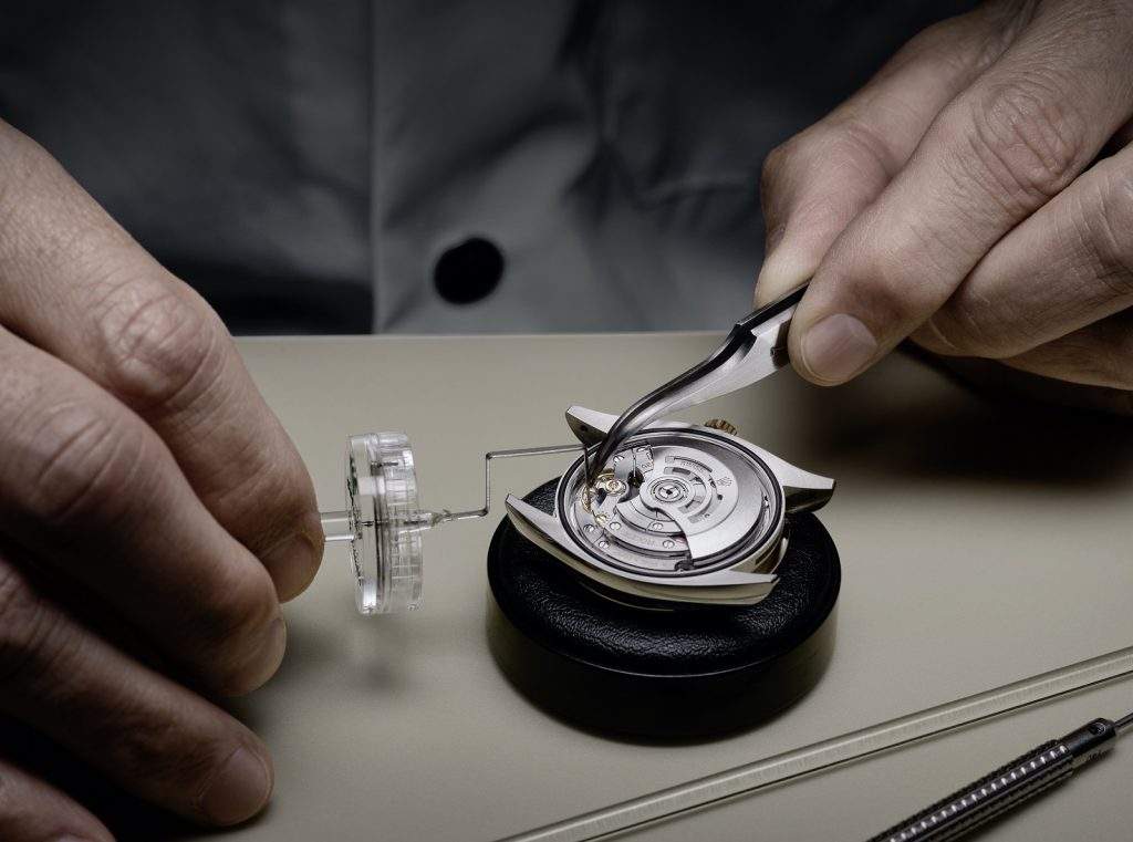 Canh chỉnh độ chính xác sau khi lau dầu và bảo dưỡng định kì cho đồng hồ Rolex