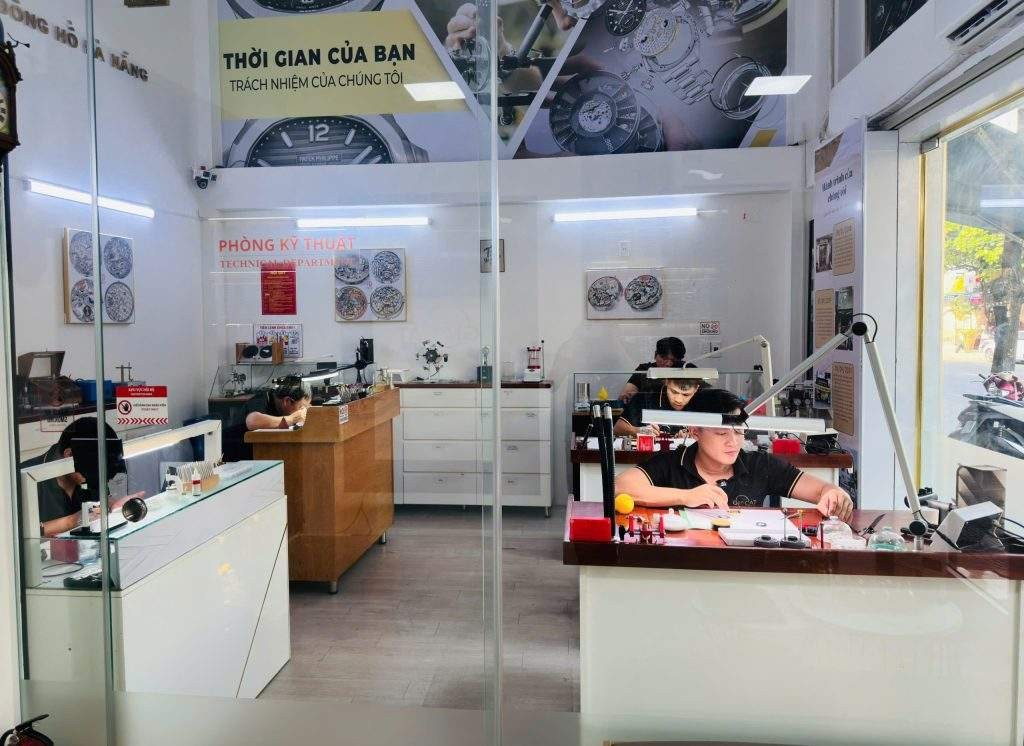 Góc làm việc - Phòng kỹ thuật tiêu chuẩn tại cửa hàng sửa đồng hồ Đà Nẵng Gia Cát Watch