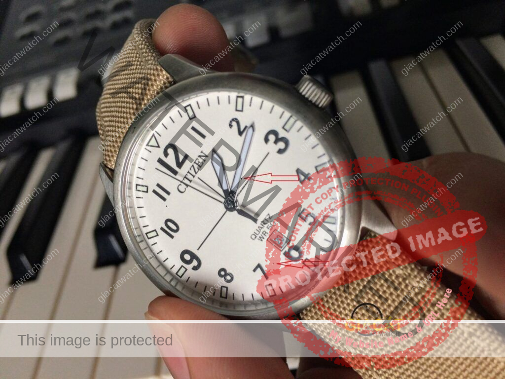 Đồng hồ bị bụi vào - Bụi vào mặt kính đồng hồ là hiện tượng hay gặp phải khi sử dụng đồng hồ