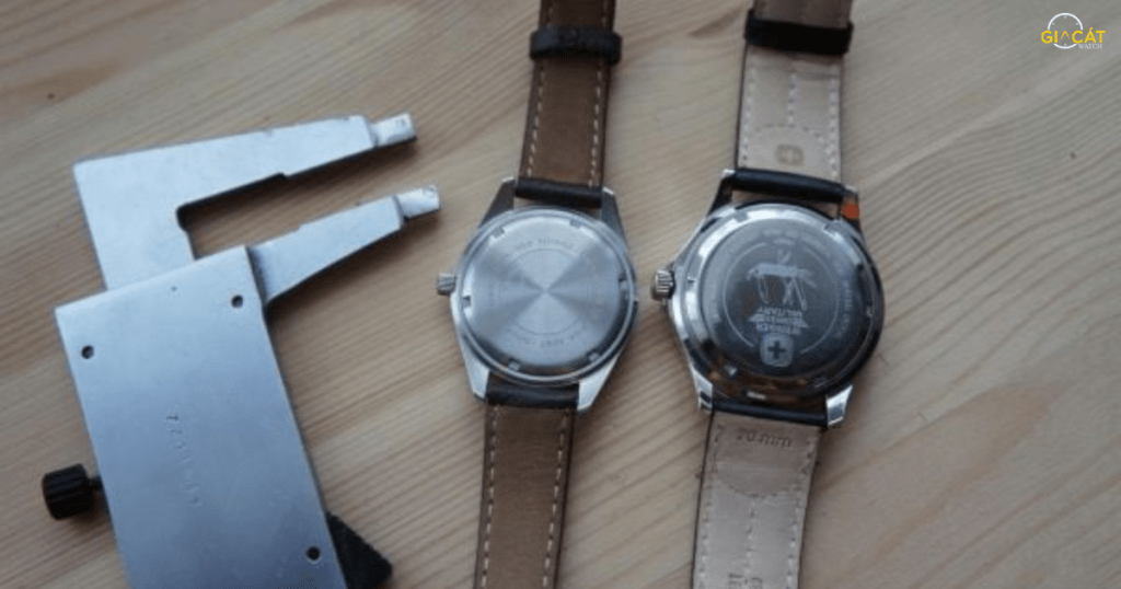 Cách hạn chế đồng hồ bị trầy nắp đáy