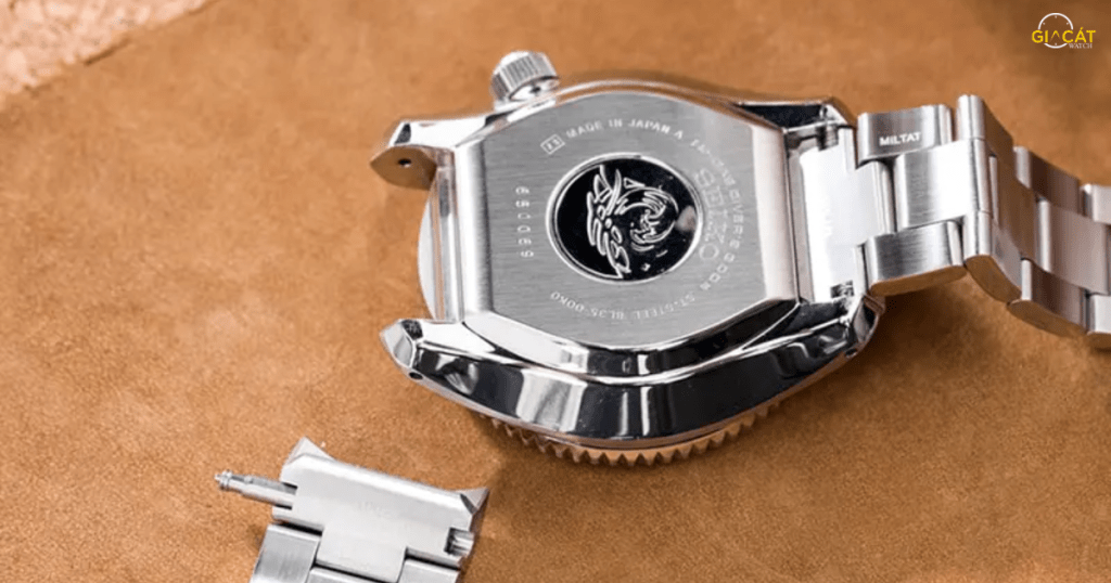 Đồng hồ bị trầy nắp đáy có đánh bóng được không?