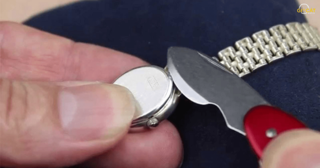 Nguyên nhân khiến đồng hồ bị trầy nắp đáy