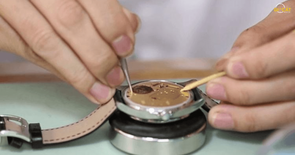 Cách xử lý khi đồng hồ đeo tay bị rít kim