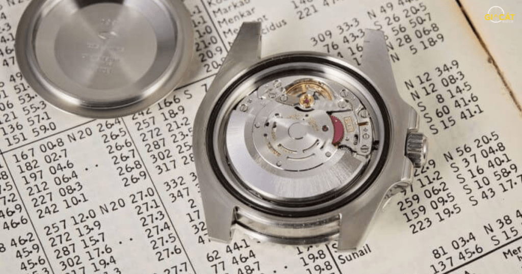 Bảo dưỡng định kỳ giúp tránh phải tự mở nắp đồng hồ