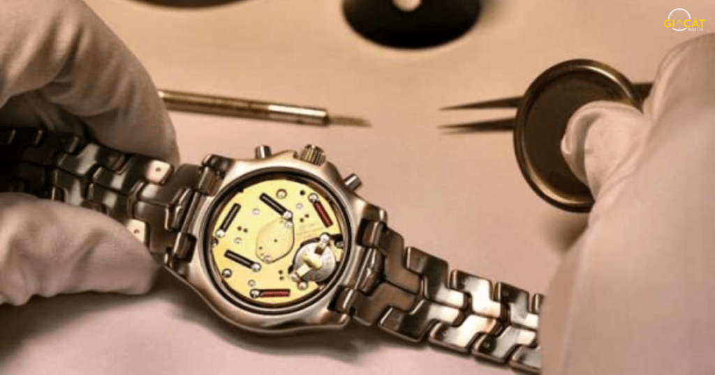 Khi nào có thể tự mở nắp lưng đồng hồ và khi nào tuyệt đối không nên?