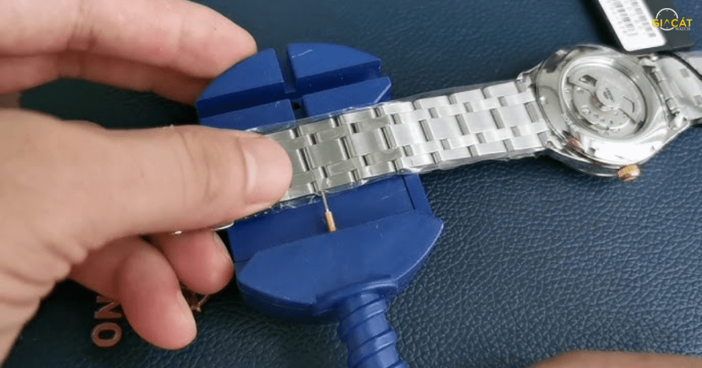 Những rủi ro khi tự mở nắp lưng đồng hồ tại nhà