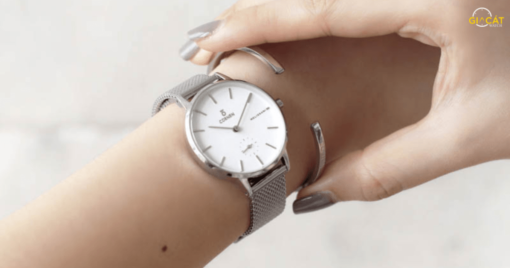 Sự khác biệt giữa đồng hồ cơ và đồng hồ quartz khi dùng lâu năm