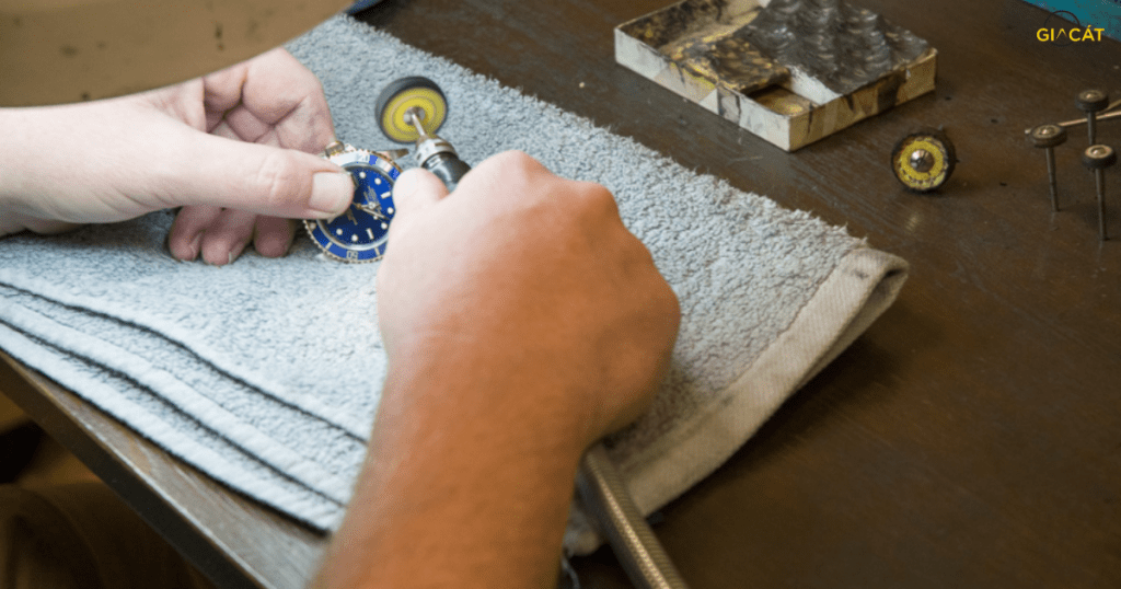 Khi nào nên đánh bóng đồng hồ trước khi bán lại?