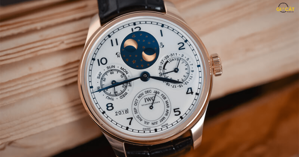 Hơi nước và bụi xuất hiện trong mặt kính