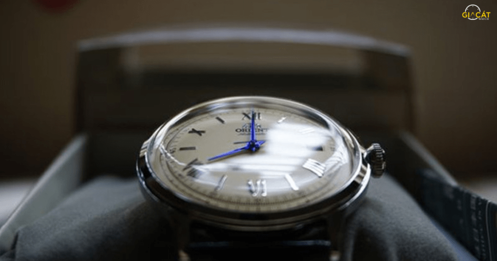 Mặt kính cong trong đồng hồ cổ có ý nghĩa gì?