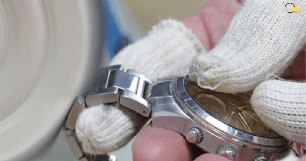 Vì sao nhiều người dùng bàn chải cứng để làm sạch dây đồng hồ