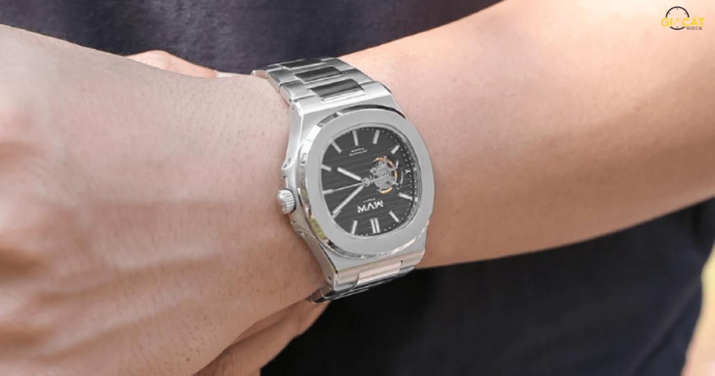 Vì sao nhiều người có thói quen để đồng hồ trong cốp xe máy