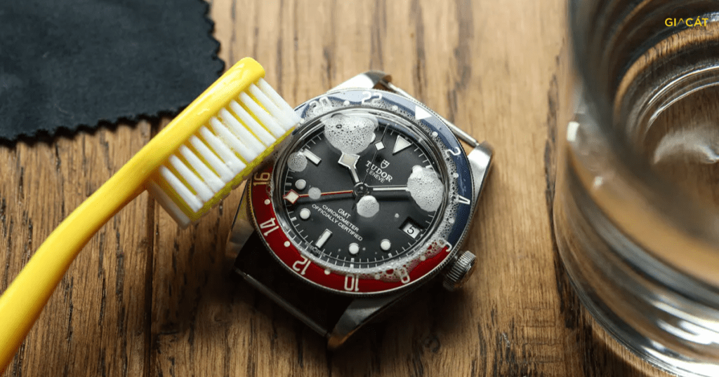 Nước rửa chén có thực sự an toàn khi vệ sinh đồng hồ?