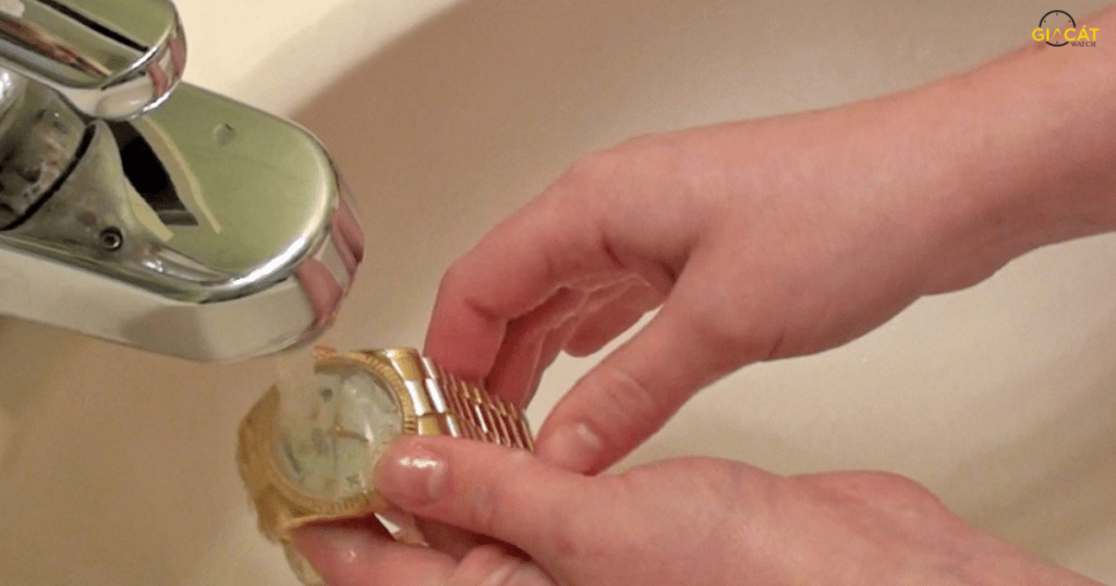 Vì sao nhiều người nghĩ nước rửa chén có thể dùng cho đồng hồ?