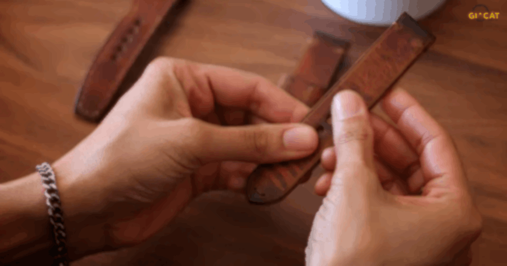Cách vệ sinh dây da đồng hồ an toàn hơn